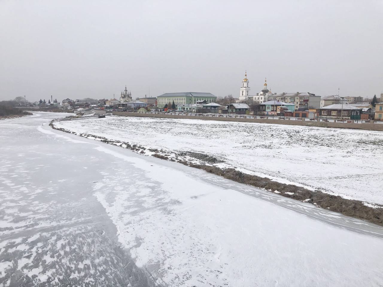 Со дна Исети поднимут 40 тыс. кубометров отложений. О ходе расчистки реки рассказал глава Шадринска Антон Мокан. У дамбы в Осеево готовим карту намыва - площадку для донных отложений водоемов. Здесь будут складывать, а затем обезвоживать иловые отложения Исети. Это первый этап проекта по расчистке русла реки, рассчитанного на три года.   Работают подрядчики из Ростова-на-Дону. От Луначарского до Володарского им предстоит удалить водную растительность, очистить дно, подняв на поверхность 40 тысяч кубометров отложений, тем самым увеличив глубину обмелевшей реки до двух метров.  Федеральные деньги на эти цели удалось привлечь нашему губернатору. Для нас это значимый проект, он позволит облагородить прибрежную линию и улучшить пропускную способность Исети.