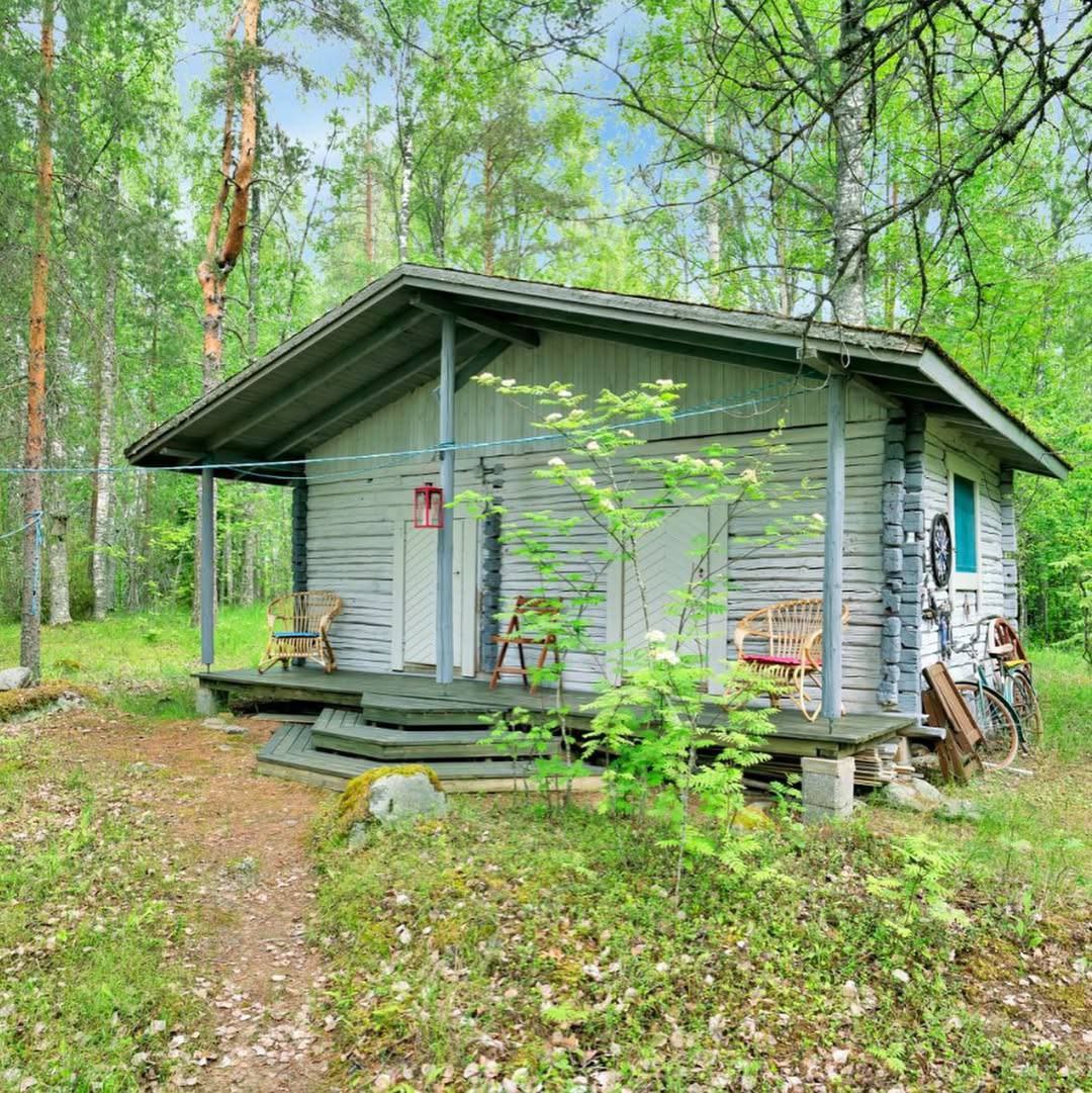 Целый остров за ₽4 миллиона продают в Финляндии. В стоимость входят пара коттеджей, сауна, сарай с погребом и кухня с печью.