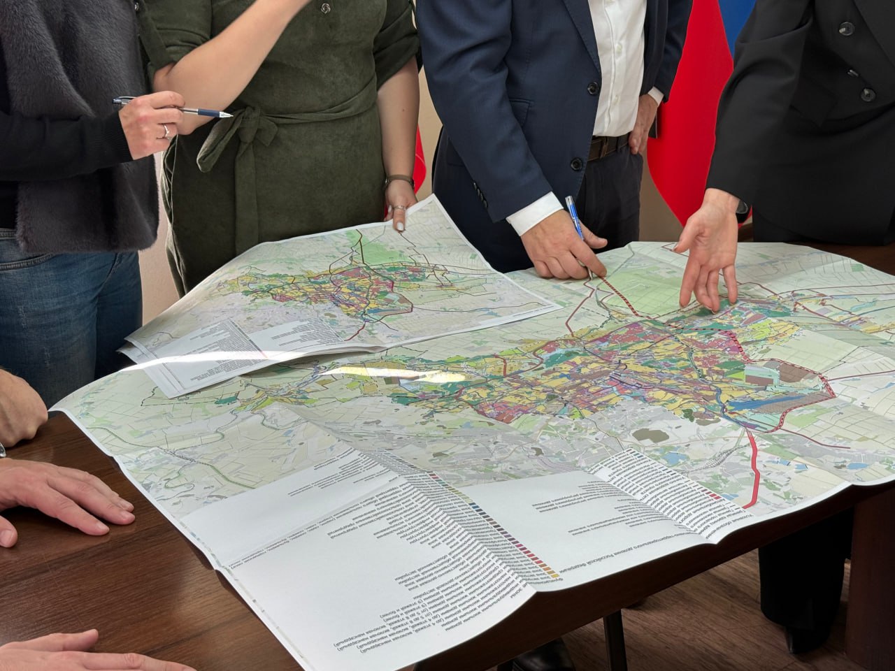 В Минстрое ДНР обсудили предложения по развитию Донецка с учетом особенностей региона На встрече с представителями ЕИПП РФ обсуждалось создание современной инфраструктуры в жилых районах города и перспективные площадки для жилищного строительства Об этом рассказали в пресс службе ведомства Особое внимание на совещании уделили экологическим аспектам Так предлагается сформировать городские леса и лесопарки для баланса застройки и зелёных зон Также обсуждалась рекультивация терриконов и будущее шахт На текущий момент в ДНР утверждены 6 генеральных планов муниципальных образований созданных Единым институтом пространственного планирования Еще 17 проектов находятся в разработке Фото Минстрой ДНР vsednrru