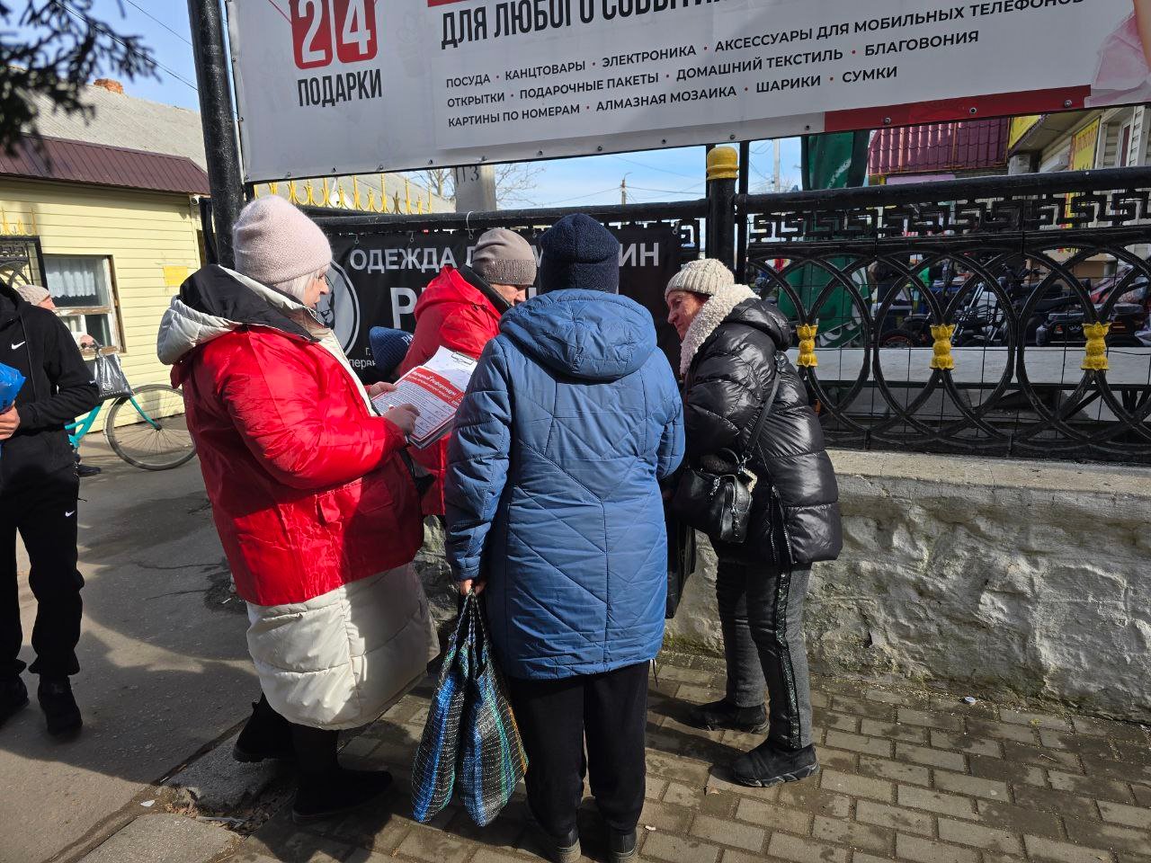 На улицах Геническа началось голосование в рамках Народного референдума КПРФ.  Депутаты-коммунисты, партийный актив Херсонского регионального отделения КПРФ во главе с первым секретарем Рамилем Замалетдиновым вышли на улицы города и раздавали информационные материалы, чтобы каждый житель смог узнать и выразить своё мнение по важнейшим вопросам, напрямую влияющим на нашу жизнь.  Коммунисты Геническа призывают всех горожан присоединяться к акции! Принять участие в Народном референдуме КПРФ можно следующими способами: онлайн по ссылке   очно в любом отделении КПРФ Херсонской области или позвонив по телефону «горячей линии» 8-800-600-77-74.