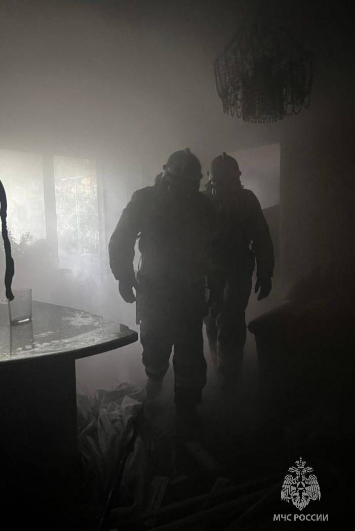 Сотрудники МЧС России спасли семь человек на пожаре в Ангарске Сообщение о задымлении в подъезде многоэтажки в 178 квартале поступило от жильцов дома. На момент прибытия первого подразделения из окна квартиры на третьем этаже шёл густой дым. Звеном газодымозащитной службы по лестничным маршам в спасустройствах спасены семь человек, в том числе двое детей. Самостоятельно эвакуировались восемь. В ходе разведки в квартире на диване обнаружен 49-летний мужчина. Его передали врачам скорой помощи. Пламя на 6 квадратных метрах ликвидировали 15 специалистов при помощи 4 единиц техники. Установлено, что очаг возгорания находился на кухне в районе плиты. Предварительная причина пожара - неосторожное обращение с огнём при приготовлении пищи. МЧС России напоминает: не оставляй готовящуюся еду без присмотра; убери горючие материалы от плиты; не лей масло на раскаленную сковороду, а воду – в масло; пользуйся только исправными электроприборами. установи в жилье пожарный извещатель. Он обнаружит возгорание и громким звуком оповестит о беде. При пожаре звони 101