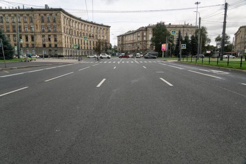 В Выборгском районе Петербурга завершен ремонт трех улиц и площади общей протяженностью около 8 км На этом участке общей протяженностью 2 6 км уложили около 90 тыс кв м нового асфальта на проезжей части и тротуарах а также нанесли разметку и восстановили благоустройство