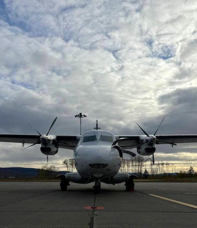 рейсыХабАвиа   Вылет рейса 401 из Хабаровска в Охотск задерживается до 10 30 в связи с ограниченной видимостью Рейс планируется по прямому маршруту без промежуточной посадки в аэропорту Николаевска на Амуре   Рейс 421 из Хабаровска в Охотск готовится к отправлению в 10 35   Рейсы 409 и 410 за 25 октября по маршруту Хабаровск Николаевск на Амуре Херпучи и в обратном направлении запланированы 28 октября Вылет из краевого центра завтра в 10 10   Информация в сообщении обновляется время местное Фото Руслан Дударкаев