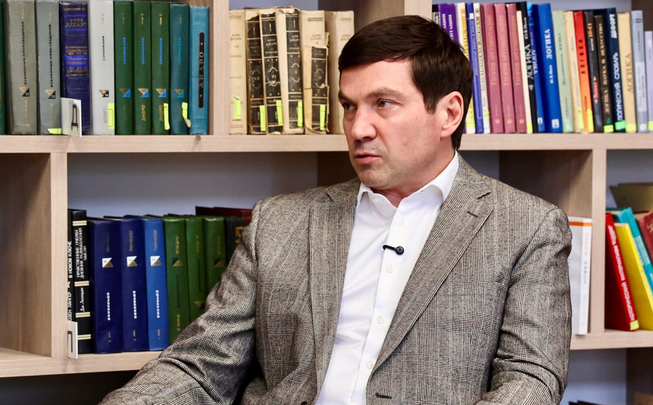 Кейс Лошкина стал победителем престижной политологической премии Агентство политических и экономических коммуникаций объявило победителей V премии Региональная политика ежегодно присуждаемой АПЭК Лидеров премии определяло жюри состоявшее из известных специалистов в сфере политических наук Также на конечный результат влияло и народное голосование которое проводилось в телеграм канале ПолитологОрлов Среди победителей премии в этом году отметилась Челябинская область а именно региональный центр Южного Урала Кейс мэра Алексея Лошкина признан лучшим среди муниципальных образований РФ Речь идёт об объявленном мэрией внедрении элементов искусственного интеллекта в городскую транспортную среду В частности ИИ будет контролировать в автоматическом режиме чистоту общественного транспорта Челябинска politolog Orlov eugenejut