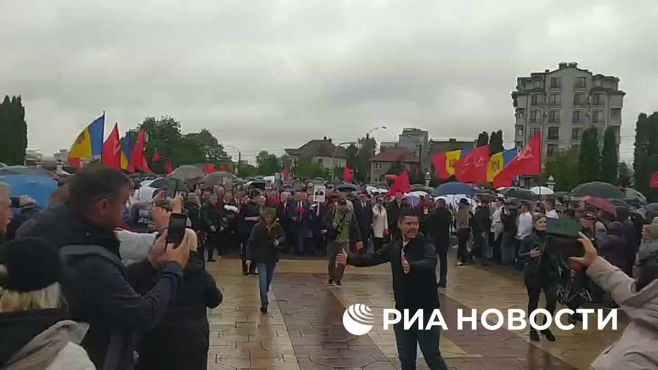 Тысячи участников 'Марша Победы' в Кишиневе противодействуют властям