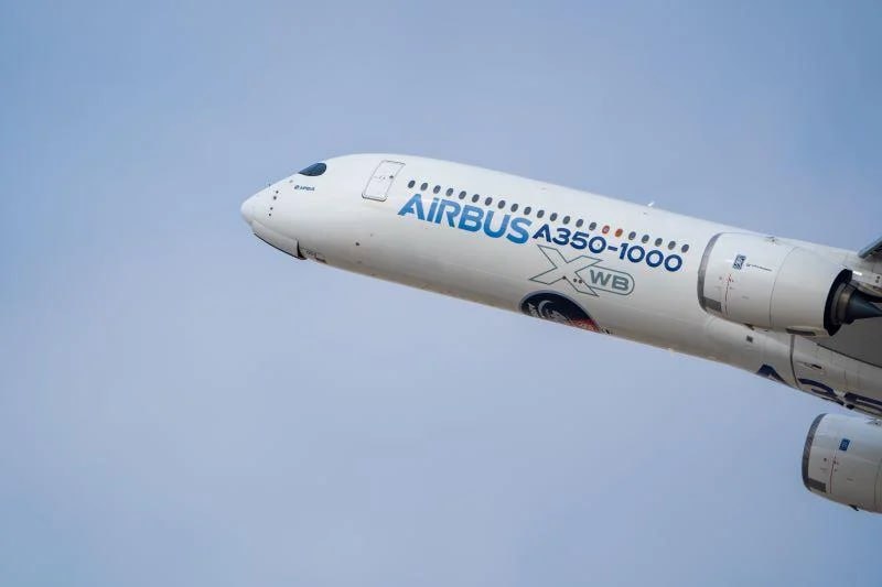 EASA выпустит экстренную директиву по проверке двигателей Airbus A350  Европейское агентство по авиационной безопасности готовит экстренную директиву лётной годности для операторов Airbus A350, чтобы выявить и изъять потенциально неисправные топливные шланги высокого давления.  Решение принято после инцидента 1 сентября с самолётом Cathay Pacific, когда экипаж обнаружил возгорание двигателя Rolls-Royce Trent XWB-97 вскоре после взлёта.  EASA опирается на данные расследования властей Гонконга и информацию от производителей. Детали и сроки проверки уточняются. Директива может затронуть лишь ту часть флота A350, на которой установлены двигатели данной модели.   Cathay Pacific уже выявила дефекты на 15 самолётах в своём парке. Другие операторы проводят добровольные инспекции.    Airbus   #Постфактум    Онлайн-проект eMAKS