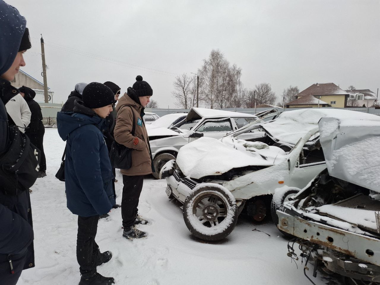 Студенты из Кирова побывали на выставке искореженных в ДТП автомобилей.  «Галерея разбитых судеб» – так называется выставка в Слободском с разбитыми в ДТП авто. Ко Дню памяти жертв дорожно-транспортных происшествий сотрудники ГИБДД провели экскурсию для молодых людей, которые уже водят машину или планируют получить водительские права. Участникам экскурсии наглядно продемонстрировали последствия превышения скорости, выезда на встречную полосу и вождения в нетрезвом состоянии.