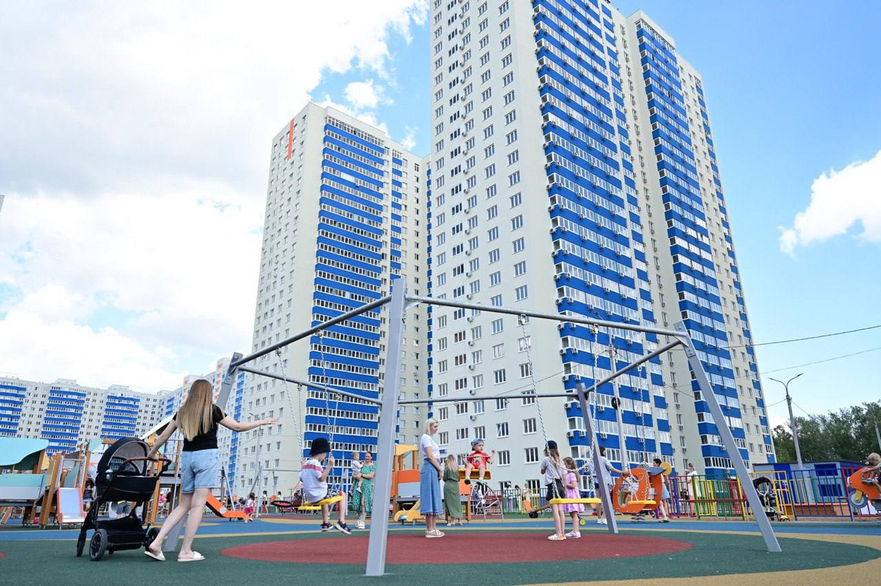 Сегодня справили новоселье жильцы первого арендного проекта ДОМ.PФ в Уфе  Республика Башкортостан .   В церемонии вручения ключей сотрудникам оборонного предприятия приняли участие генеральный директор госкорпорации Ростех Сергей Чемезов, глава Республики Башкортостан Радий Хабиров  и заместитель директора по развитию арендного жилья ДОМ.PФ Илья Климов.  Детали проекта:   Первый дом по направлению «Корпоративная аренда» в Башкирии  Сотрудники Уфимского моторостроительного производственного объединения  ОДК-УМПО, входит в Объединённую двигателестроительную корпорацию  получат 400 квартир общей площадью 15,3 тыс. кв. м  Всего в доме будут проживать более 800 человек  Площадь квартир — от 21,5 до 78,5 кв. м  Дом сдан на год раньше срока  Всё жильё — с отделкой, новой мебелью и бытовой техникой   Наниматели будут оплачивать только «коммуналку», арендные платежи — за счёт предприятия    ДОМ.РФ