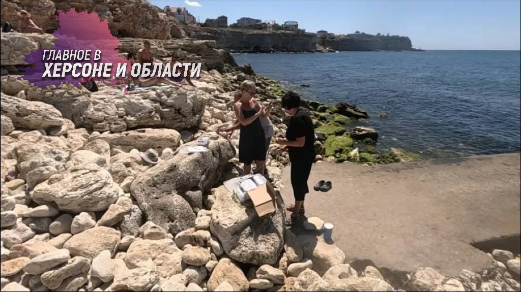 Ученые Института биологии южных морей проверяют побережье Севастополя на новые следы мазута Специалисты Института биологии южных морей продолжают мониторинг побережья Севастополя после зимнего разлива мазута из танкеров, затонувших в Керченском проливе. С потеплением вода может поднимать мазут со дна, поэтому ученые берут новые пробы песка и воды — сейчас обследуются пляжи от Андреевки до Ласпи, включая Казачью бухту, Фиолент и Балаклаву. Пока визуально новых загрязнений в границах города не обнаружено — только остатки старых пятен. Однако окончательные выводы сделают после лабораторных анализов, где определят уровень нефтепродуктов и активность бактерий, способных разлагать мазут. Если серьезного загрязнения не выявят, ИнБЮМ перейдет к осеннему этапу наблюдений. В случае тревожных результатов, будут проведены повторные исследования.
