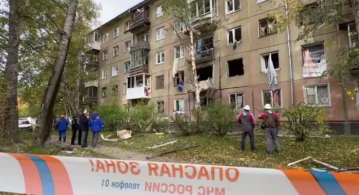 После взрыва бытового газа в Ангарске введен режим ЧС В доме насчитывается сто квартир в них прописаны 250 человек после взрыва самостоятельно эвакуировались 79 человек Сейчас для них развернут пункт временного размещения в нем находятся 22 человека включая 12 детей В первых сообщениях говорилось что из за взрыва вылетели несколько окон По уточненным данным дом получил серьезные повреждения обрушены перекрытия между первым и вторым этажом выбиты все двери повреждены десять квартир и внешняя стена На заседании КЧС Ангарского городского округа принято решение о том что организация Стройтехноком проведет осмотр поврежденных конструкций По итогам экспертизы будет принято решение о разборе или укреплении поврежденных конструкций На время аварийно спасательных работ в доме отключено все водо и газоснабжение подается только электричество Администрация Ангарского городского округа организовала подвоз воды На месте работают оперативные службы правоохранительные и надзорные органы Губернатор Игорь Кобзев проведет на месте выездное заседание областной КЧC Определим сроки пребывания граждан в ПВР примем решение по социальной поддержке и разработаем план дополнительных мероприятий по ликвидации ЧС Поручил минздраву контролировать лечение и восстановление пострадавших министерству соцразвития организовать необходимую помощь отметил Игорь Кобзев