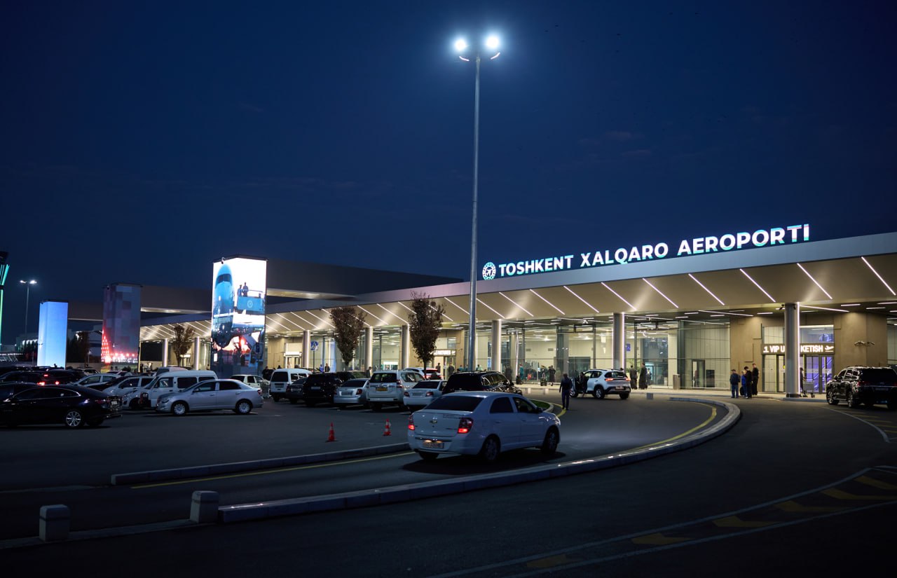 Как изменится зона прилета в аэропорту Ташкента Компания Uzbekistan Airports в Telegram поделилась планами по реконструкции привокзальной площади в зоне прилета аэропорта Ташкента Так ожидается строительство второй эстакады для машин встречающих и агрегаторов такси Для избежания заторов автомобилям на ней разрешат находиться около десяти минут На эстакаде также установят камеры видеонаблюдения для контроля за ситуацией Их интегрируют с системой МВД В Uzbekistan Airports подчеркнули что модернизация воздушной гавани и прилегающей к ней территории ведется в два этапа Первый планируется завершить до конца октября Telegram Facebook Instagram LinkedIn Сайт