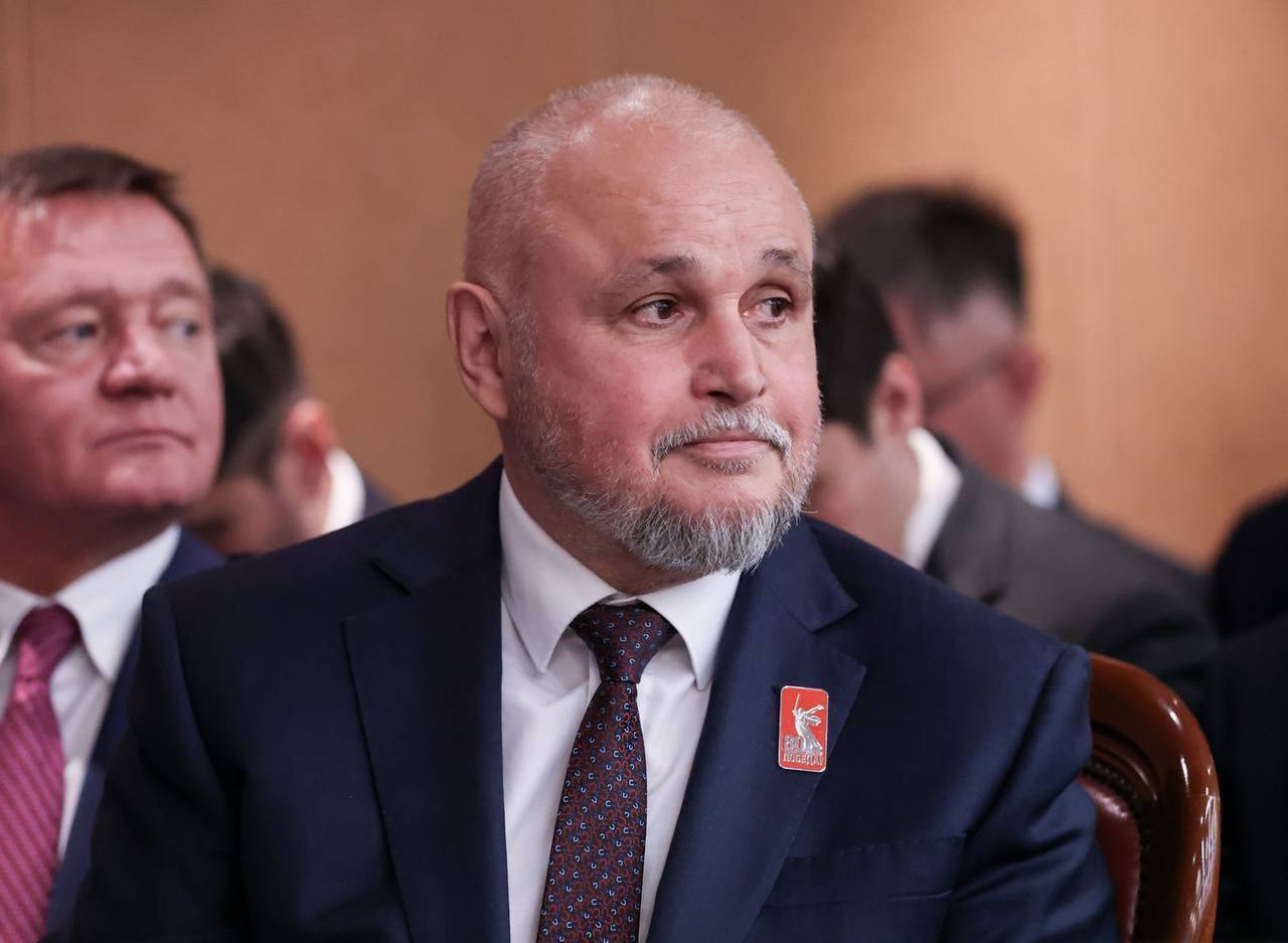 Сергей Цивилев представил меры по развитию энергосистемы Дальнего Востока на «правительственном часе» в Госдуме «Спрос на электрическую энергию на Дальнем Востоке растет намного более высокими темпами, чем в среднем по России», – заявил Сергей Цивилев в рамках «правительственного часа» по теме «Об актуальных вопросах социально-экономического и инфраструктурного развития Арктической зоны Российской Федерации», прошедшего в Государственной Думе. Министр отметил, что многолетнее недофинансирование сетевого хозяйства и генерации привело к необходимости пересмотра тарифной политики Дальнего Востока. «Для решения этого вопроса необходимо сформировать несколько механизмов. Первый – продление дальневосточной надбавки, которая должна идти на строительство объектов генерации, сетей и повышение надежности энергосистемы», – указал Сергей Цивилев. Он также сообщил, что в 2025 году объем дальневосточной надбавки составляет 30,2 млрд рублей. Министр подчеркнул, что для промышленных предприятий на Дальнем Востоке тарифы не должны повышаться более, чем в среднем по России, а для населения должна быть предусмотрена адресная поддержка. «Мы обязаны поддерживать население, особенно его социально незащищенные слои, для которых необходимо предусмотреть адресную поддержку», –заявил Сергей Цивилев, отметив, что для некоторых потребителей существующий тариф может быть дополнительно снижен. Министр также рассказал о Системе управления стоимостью при строительстве генерирующих мощностей, разрабатываемой Министерством энергетики, и предложил рассмотреть возможность введения особого режима регулирования для реализации инвестиционных проектов в электроэнергетике. В заключение Глава энергетического ведомства отметил, что Министерство готово представить детализированные предложения в Государственной Думе для скорейшего принятия соответствующих решений.
