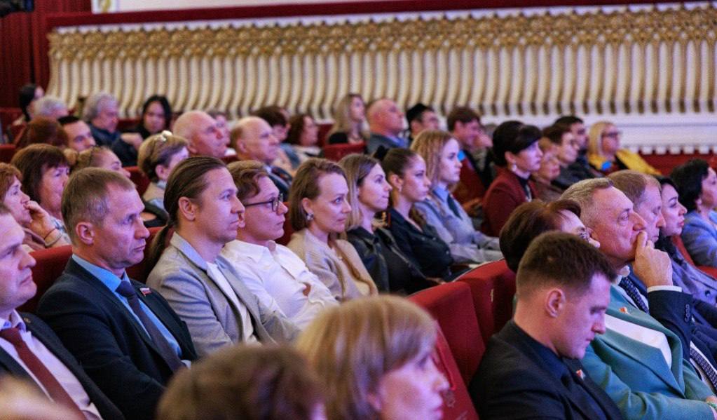 ⏳ В Приморском крае прошел Форум социально ориентированных некоммерческих организаций Участники мероприятия рассмотрели успешные практики НКО региона и меры поддержки для СОНКО. В своем выступлении исполняющий обязанности начальника Главного управления Минюста России по Приморскому краю Елена Погорелова рассказала о цифровизации ряда услуг для некоммерческого сектора. Обсудили: преимущества подачи документов на регистрацию в электронном виде особенности работы специализированного Портала для НКО На территории Дальневосточного федерального округа зарегистрировано 14 763 НКО, из них в Приморье - 3 146, более половины из которых являются социально ориентированными 1 572 . В ДФО также создано 135 НКО, внесённых в реестр исполнителей общественно полезных услуг, из которых 37 работают в Приморском крае. «НКО являются неотъемлемой частью гражданского общества и участвуют во многих социально-экономических процессах. Создание условий для эффективности работы добросовестных представителей некоммерческого сектора является одной из приоритетных задач, стоящих перед органами юстиции», – отметила Елена Погорелова. В работе форума приняли участие представители органов исполнительной власти, НКО, общественных и молодёжных объединений, а также эксперты в сфере социальной политики, воспитания и просвещения.