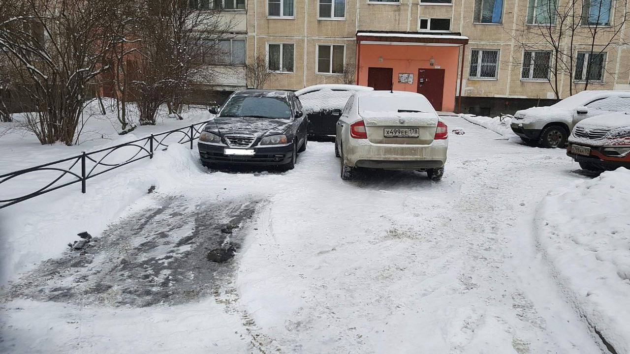 В Новокузнецке дважды ограбили мёртвого мужчину.  Утром мужчина приехал с работы и внезапно умер, сидя в припаркованном автомобиле. Местный житель, проходя мимо, вскрыл машину, похитил телефон и одну из золотых цепей, которую потом сдал в комиссионный магазин.   Через несколько часов две женщины, заметили мужчину без сознания в автомобиле и вызвали скорую. Одна из них, проверяя пульс мужчины, заметила на его шее вторую золотую цепь и тоже решила её забрать. Это украшение также было сдано в ломбард. Общий ущерб составил около 50 000 рублей.  Теперь по обоим случаям возбуждены уголовные дела о краже, предусматривающие до 5 лет лишения свободы. Причина смерти мужчины не уточняется.  Источник: Типичный Кузбасс