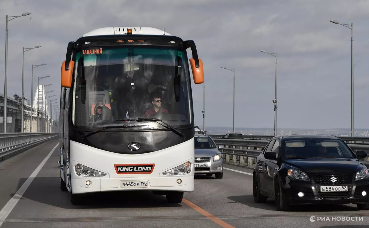 В Крым запускают новые автобусные маршруты из Новороссии. "На три маршрута планируется увеличить автобусное сообщение между Херсонской областью и Крымским полуостровом. Это автобусы между Евпаторией и Геническом, Скадовском и Симферополем, Скадовском и Севастополем", – сообщает "Росавтотранс". Стартовать новые линии сообщения между регионами должны не позднее 19 августа.