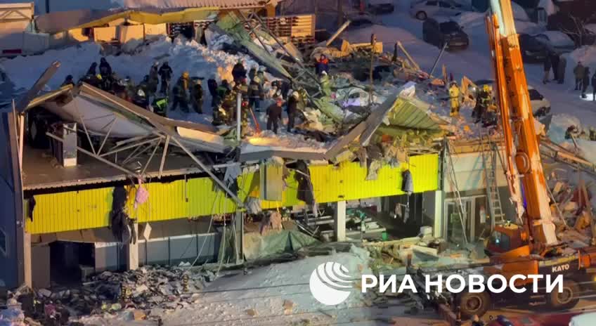 Третий пострадавший при обрушении ТЦ в Новосибирске скончался в скорой помощи