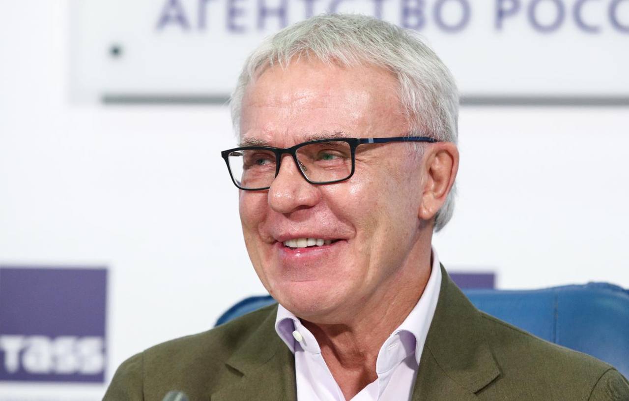 Фетисов предложил провести хоккейный турнир Олимпиады 2026 в Сочи Двукратный олимпийский чемпион Вячеслав Фетисов предложил провести хоккейный турнир зимних Олимпийских игр 2026 года в Сочи вместо Милана В Сочи все готово Туда могут все прилететь все стадионы в полном порядке в наилучшем виде процитировало ТАСС слова именитого хоккеиста Фетисов уточнил что в Европе таких альтернатив для проведения олимпийского турнира с участием игроков Национальной хоккейной лиги нет Первый матч на хоккейной олимпийской арене ОИ 2026 в Милане который состоялся накануне остановили из за дыры во льду перед воротами Строительство арены в Милане завершится за три дня до начала олимпийского турнира по хоккею среди женских команд Он начнется 5 февраля а мужской хоккейный турнир Олимпиады с участием игроков НХЛ пройдет с 11 по 22 февраля XXV зимние ОИ пройдут в итальянских областях Венето и Ломбардия Они станут четвертыми проводившимися в Италии и первыми в Милане Фото Алена Бжахова ТАСС rgkuban