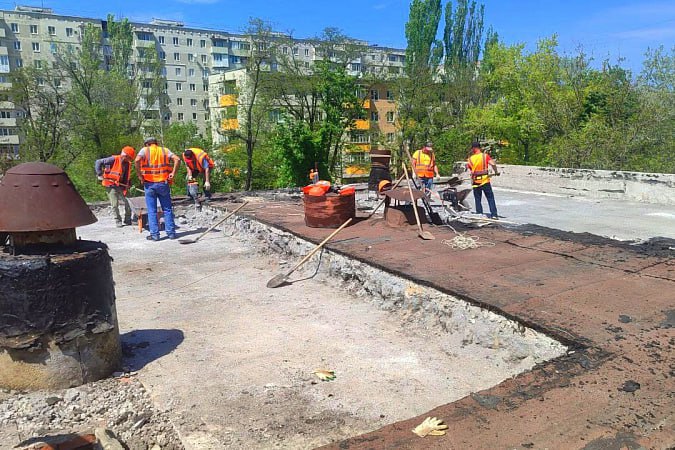 Тульская область восстанавливает социальные объекты в Мариуполе В этом году началось восстановление социально-реабилитационного центра для детей с ОВЗ. На сегодняшний день: демонтированы вентиляционные шахты и кровли очищаются плиты от старой штукатурки прилегающая территория расчищена от мусора вырублены аварийные деревья смонтирован строительный городок проведены геологические и геодезические изыскания В 2026 году планируется завершить все работы. Они находятся на личном контроле Дмитрия Миляева. Тула работает на подшефной территории в Мариуполе уже четыре года. Сейчас заново отстроены школа, детский сад, общежитие, профессиональный лицей для будущих строителей, 21 многоквартирный дом, МФЦ и храм.