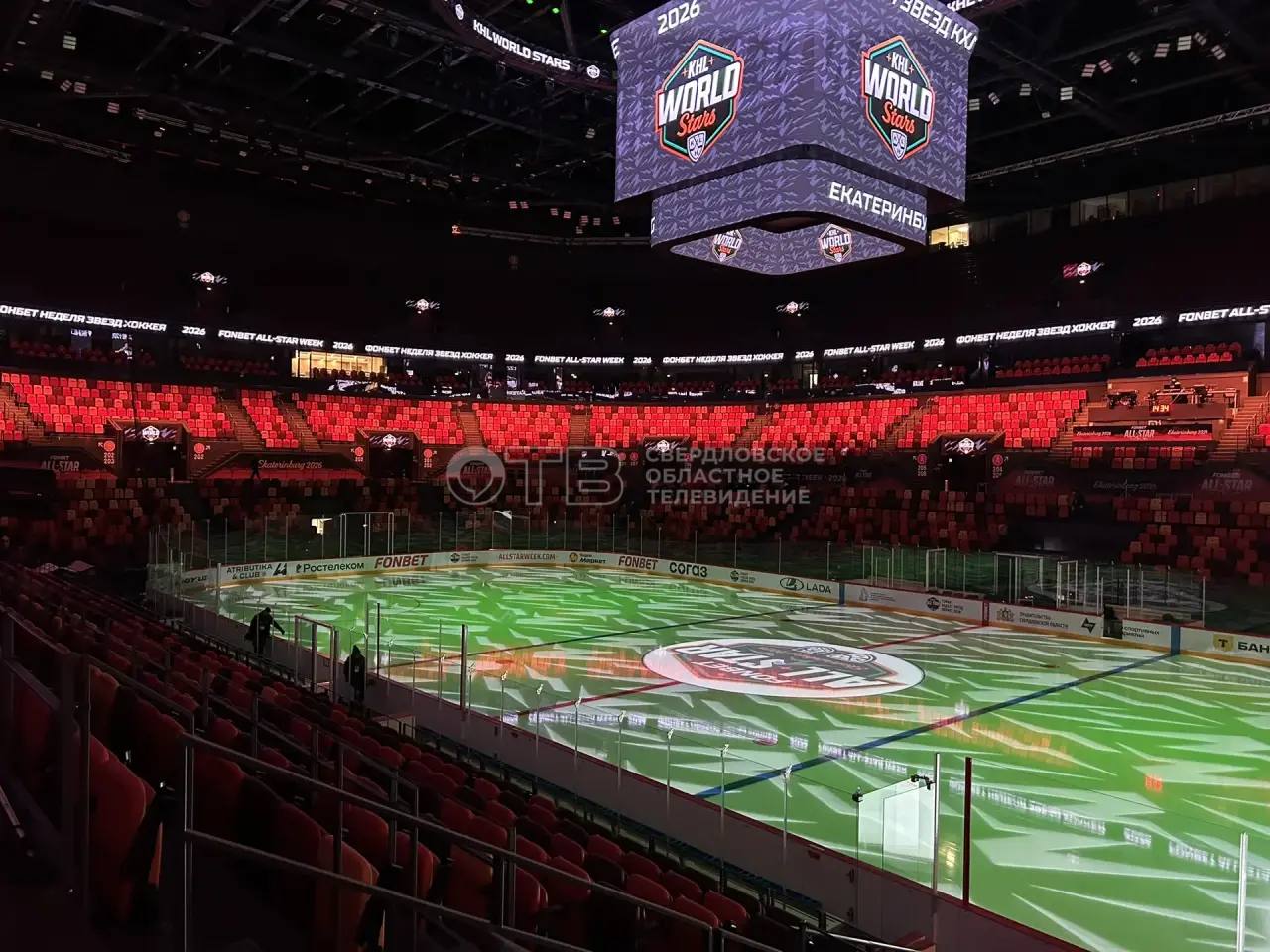 3D проекция на льду и малахитовый дизайн как УГМК Арена готовится к Неделе звёзд хоккея 2026 Главный хоккейный праздник сезона уже на подходе Организаторы полностью обновили арену залили новый лёд заменили борта и сидения усилили подсветку и настроили систему для 3D проекции прямо на ледовую поверхность В программе соревнования 4 команд сформированных по географическому принципу сборные Урала России Мира и молодёжная до 23 лет Дизайн праздника посвящён Уралу используются малахитовый медный и чёрный цвета Этот праздник ждут в Свердловской области ажиотаж страшный Я уже сейчас не беру трубку телефона потому что почему то мне задают тривиальные вопросы нет ли лишнего билетика рассказал министр спорта области Леонид Рапопорт Гостей ждут интерактивные зоны встречи с легендами спорта автограф сессии и выступления артистов Кстати если вы тоже хотите попасть на звездный лед 4 канал разыгрывает билеты на матч успевайте поучаствовать отличная подготовка тоже хотелось бы взглянуть Подписаться на ОТВ Мы в МАХ