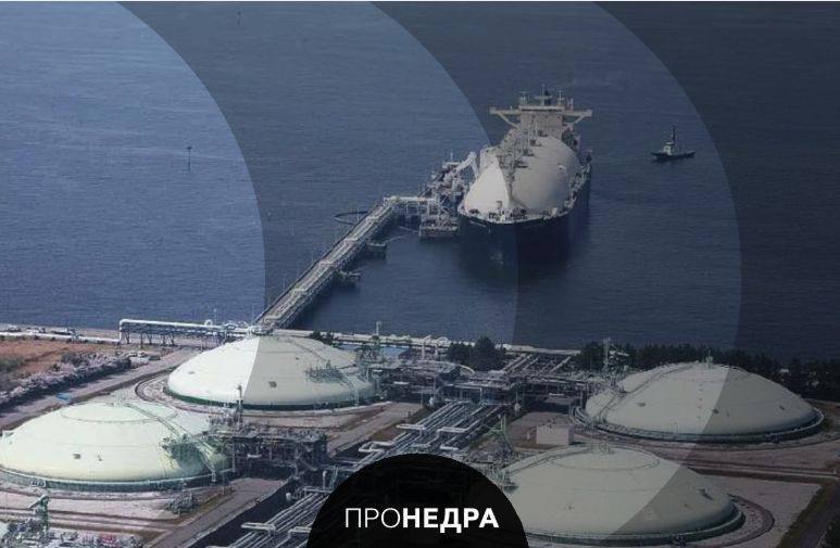 Рост цен на газ в США усилил спрос на уголь Цена газа на хабе Henry Hub поднялась с 4 23 доллара за млн BTU в начале ноября до почти 5 долларов к декабрю Это максимум за три года На рост повлияли морозы на Среднем Западе и рекордный экспорт СПГ Газовая генерация стала дороже и часть компаний планирует увеличить выработку на угольных станциях EIA ожидает рост среднегодовой цены газа для электростанций в 2025 году на 37 Прогноз на 2026 год 4 доллара за млн BTU Спрос на уголь растет из за дорогого газа и задержки вывода мощностей Запасы угля в энергетике к концу года могут снизиться до 107 млн тонн Пронедра Подписывайся