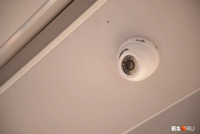 Житель Артеме решил сыграть в Большого Брата и установил в туалете своей бывшей жены скрытую камеру И что вы думаете Снял сохранил отобрал лучшее и разослал всем знакомым Однако суд такой поступок не оценил Герою шпионского жанра впаяли уголовку 100 часов обязательных работ и выписали счёт в 50 тысяч рублей Правда бывшая жена надеялась получить полмиллиона за моральный ущерб Мораль если хочется следить за бывшей перехочется Ну или на крайний случай загляни в соцсети Это и законно и бесплатно Подробности читайте на сайте VLADIVOSTOK1 RU Подписаться