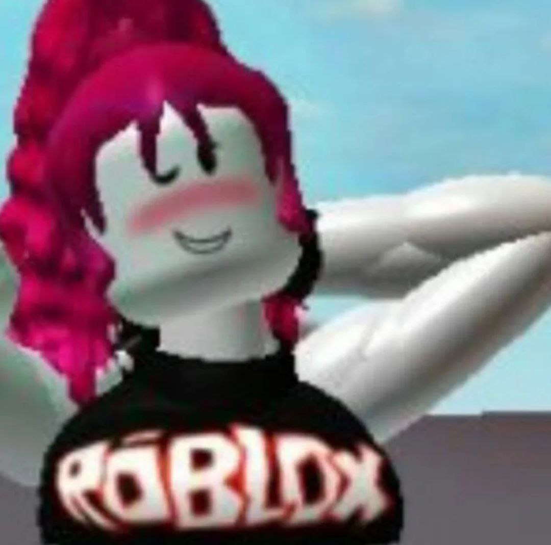 Над Roblox продолжают сгущаться тучи Генпрокурор Техаса Кен Пакстон сообщил что подал в суд на эту игровую онлайн платформу из за угрозы безопасности детей По его мнению дети Техаса неоднократно подвергались воздействию сексуально откровенного контента при использовании платформы Roblox п р у ф Техас далеко не первый штат который имеет претензии к Roblox До этого на платформу подали в суд в Кентукки и Луизиане а в Иране и Турции Roblox и вовсе запрещен Плюс к этому можно вспомнить ряд скандалов на расистскую тему В общем неспокойно у Roblox Подпишись на ПроСМИсь