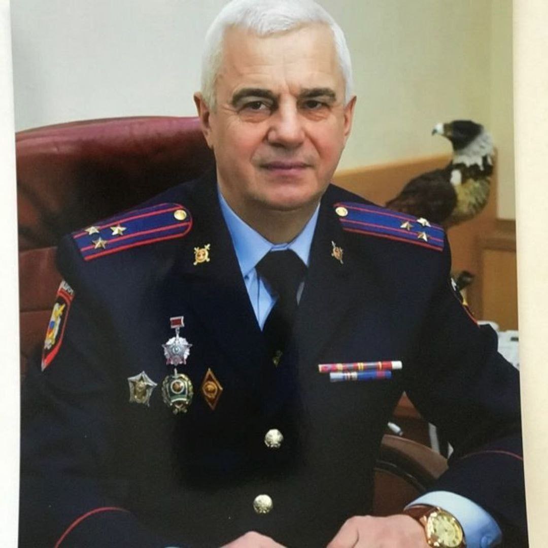 В Бугульминском СИЗО Татарстана, полковник УБЭП покончил с собой. Тело Рафика Манабутдинова нашли во внутреннем дворике СИЗО, куда он якобы выпал с балкона 4-го этажа здания. Возбуждено уголовное дело по статье «Доведение до самоубийства». Рафик Минабутдинов находился в СИЗО с конца прошлого года. Его арестовали по подозрению во взятке и превышении должностных полномочий.