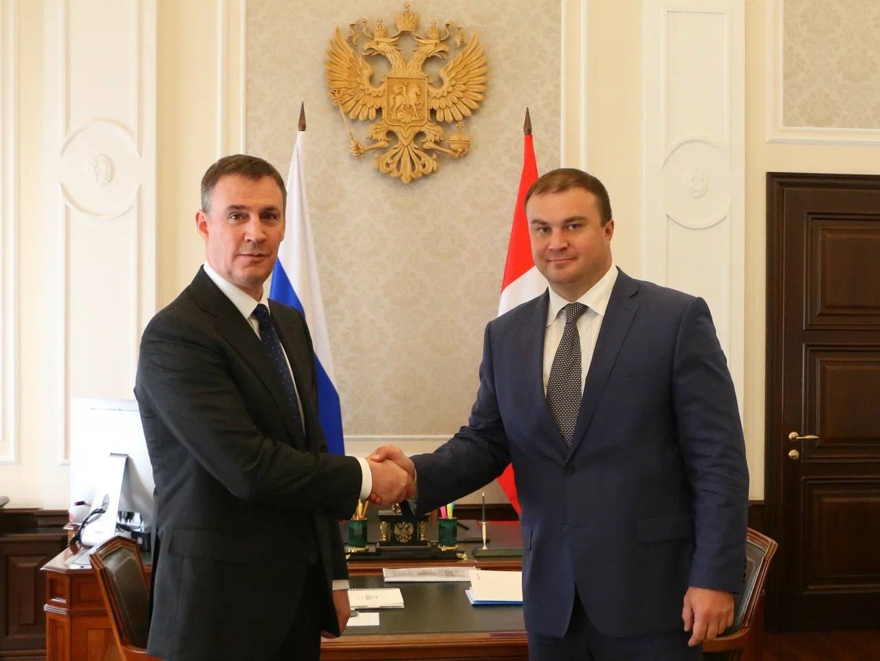 Вице-премьер РФ Патрушев в Омске сделал заявление о строительстве Северного обхода Сегодня, 8 июля, в Омск с рабочим визитом прибыл вице-премьер РФ Дмитрий Патрушев. Вместе с губернатором Омской области Виталием Хоценко стороны обсудили строительство важных инфраструктурных объектов. Судя по всему, федеральный чиновник одобрил, и омские власти объявили о сроках строительства Северного обхода. Возведение объекта начнется уже в нынешнем году. Уже получено положительное заключение госэкспертизы. - Стройку планируем начать в этом году и завершить в 2028 году, - сказал Хоценко. Другие подробности визита зампреда правительства РФ читайте в материале.