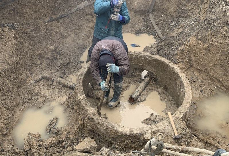 Ремонтные работы в Каланчакском округе  В селе Каирка, на водонапорной башне Рожновского, сотрудниками Каланчакского ТПУ выполнен ремонт подающей трубы, которая предназначена для заполнения резервуара водой.  В Каланчаке, на перекрестке улиц Скадовская и Днепровская, аварийная бригада ликвидировала порыв на центральном водопроводе. В рамках проведения ремонтных работ была выполнена раскопка места порыва, демонтаж распределительного колодца, установка тройника и отрезков труб общей длиной 6 метров, для разветвления потока от основной магистрали водоснабжения.  В Каланчаке, по заявке абонента, специалистами была выполнена установка седелки, укладка нового трубопровода и подключение его к системе водоснабжения.  Кроме того, сотрудниками ГУП ХО «Облводоканал» регулярно осуществляется обход и прочистка канализационных колодцев округа.    Если у вас возникла ситуация, требующая вмешательства аварийной службы, обратитесь в центральную аварийно-диспетчерскую службу ГУП ХО «Облводоканал» по телефону: +7  990  081-68-68  #КаланчакскийТПУ       Одноклассники