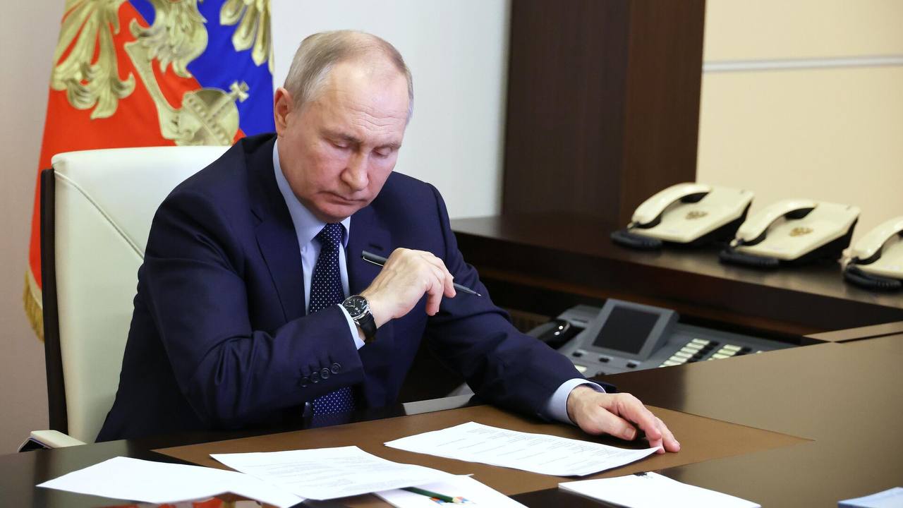 Путин подписал сегодня ряд законов: — Закон о повышении штрафов за несообщение в военкомат о переезде. Максимальный размер штрафа теперь составляет 20 тыс. руб. Прежде сумма варьировалась от 1 тыс. до 5 тыс. руб. Новые санкции коснутся граждан, которые не уведомили военкомат о переезде на новое место жительства, а также к тем, кто не явился в военкомат в установленный срок после переезда. — Apple запрещено препятствовать установке магазина приложений RuStore. На продаваемых в России телефонах и планшетах с 1 сентября должна быть обеспечена возможность установки и обновления единого магазина и других приложений российский разработчиков — Участники СВО, выполнявшие задачи на территориях ДНР и ЛНР, а также Запорожской и Херсонской областей с момента принятия их в состав РФ, получат статус ветеранов боевых действий — Признаются документы на недвижимость, выданные в ДНР, ЛНР, Запорожской и Херсонской областях до их принятия в состав России ЧП / Москва