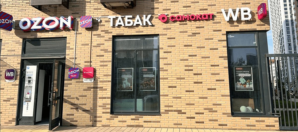 Сервисы доставки продуктов «Самокат» и «Купер» начали тестировать совместные пункты выдачи заказов в Москве и Санкт-Петербурге, заметило Shopper s. Площадь — от 40 м² до 80 м², пункты рассчитаны на жителей микрорайонов, которым проще забрать заказ по пути домой, чем ждать доставку vc.ru/food/2086224