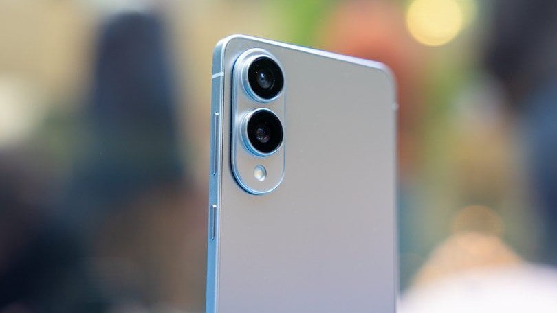 Samsung избавляется от Edge линейку закрывают после фиаско S25 Провальные продажи Galaxy S25 Edge стали последней каплей для Samsung компания решила заморозить разработку будущих моделей и полностью остановить производство текущей версии По данным источников S25 Edge исчезнет из продажи как только распродадут остатки на складах и в рознице Так компания фактически ставит крест на культовой линейке Edge когда то отличавшейся изогнутыми экранами и премиальным позиционированием