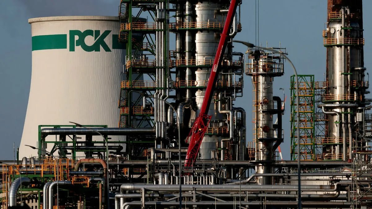 ™ Германия всё ещё не может продать активы "Роснефти". Речь идёт про доли дочерних структур компании – Rosneft Deutschland и RN Refining & Marketing GmbH, включающие, помимо 54%-ной доли нефтеперерабатывающего завода в Шведте, ещё и акции НПЗ в Карлсруэ и Вогбурге, принадлежащие "Роснефти" на 24% и 28,5%. История с долями "Роснефти" в немецких НПЗ тянется с сентября 2022 года, когда власти Германии ввели на всех НПЗ "Роснефти" в стране внешнее управление и передали активы Федеральному сетевому агентству – с тех пор внешнее управление продлевали уже шесть раз. Весной об интересе к активам заявляли американские инвесторы – стоимость российской энергетической инфраструктуры в Германии оценивали в $20 млрд, правда, вместе с "Северными потоками", но дальше разговоров дело так и не ушло. Теперь из потенциальной сделки вышел инвестиционный фонд Катара, который не смог добиться гарантий нормальной работы покупки от США. Национализировать активы для Берлина будет и сложно, и дорого, поэтому остаётся ждать у моря погоды и новых покупателей. ™ Нефтебаза