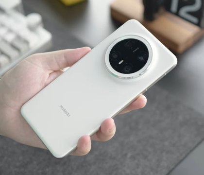 Один из смартфонов HUAWEI Mate 80 показали на живом фото Gizmochina HUAWEI в обозримом будущем собирается вывести на рынок новую серию смартфонов Mate 80 Один из грядущих аппаратов показали на живой фотографии сообщает Gizmochina Что за модель продемонстрирована на снимке неизвестно Это может быть Mate 80 Mate 80 Pro или Mate 80 Pro