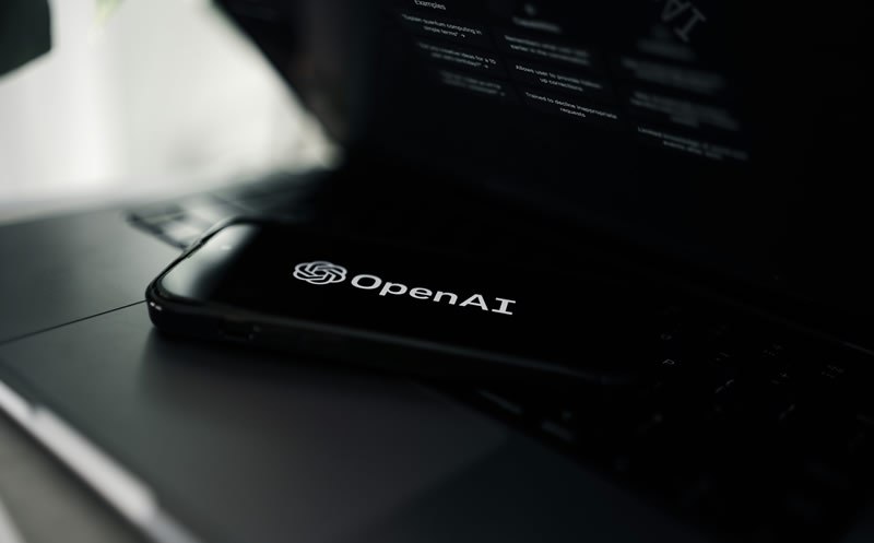 В ChatGPT появится возможность онлайн-шопинга OpenAI планирует внедрить новую функцию в ChatGPT, которая позволит пользователям оформлять покупки без перехода на сайты магазинов. Продавцы будут платить комиссии за транзакции, что станет новым источником дохода для компании. Партнёром в этом проекте выступает Shopify. Рекомендации товаров будут формироваться на основе предпочтений пользователей, а также адаптироваться под алгоритмы ИИ. Внедрение встроенной оплаты может изменить конкуренцию с поисковиками, такими как Google. Текущая система показывает товары и предлагает ссылки на страницы торговых площадок, но с новыми изменениями это может измениться. Дополнительную информацию можно найти в Financial Times.