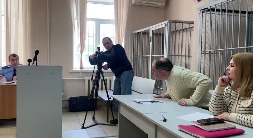 Александр Самбурский обсуждает увольнение с Денисом Паслером на заседании суда