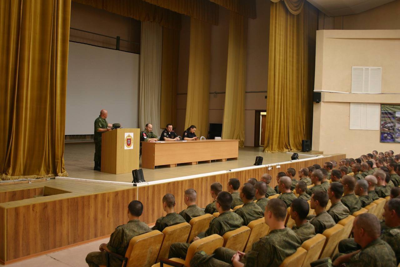Сотрудники Госавтоинспекции МО МВД России «Зеленчукский» с военнослужащими 34-ой Гвардейской мотострелковой отдельной бригады горной провели профилактическую беседу Сотрудники полиции довели до личного состава информацию об аварийности за первое полугодие, назвали наиболее частые причины возникновения дорожно-транспортных происшествий. Кроме того, назвали административные правонарушения, которые совершаются на обслуживаемой территории чаще, чем другие. Напомнили о санкциях по данным нарушениям. Уважаемые участники дорожного движения, Правила дорожного движения надо соблюдать всем, без исключения! Будь с нами #МВДпоКЧР