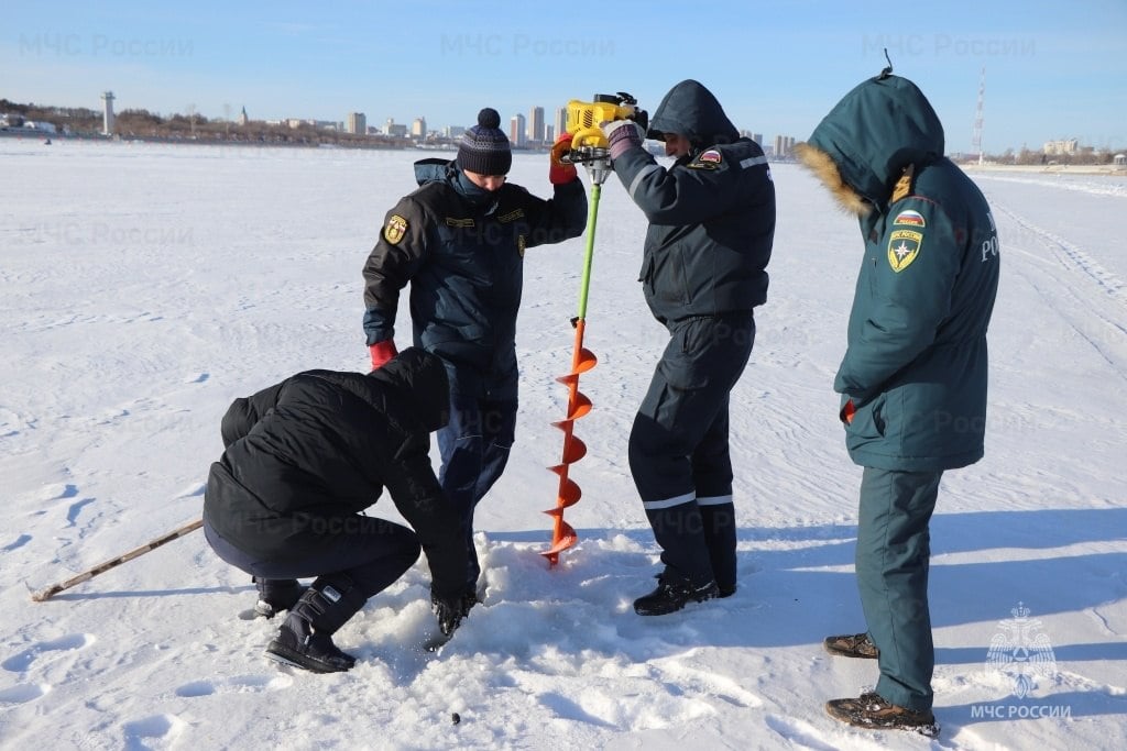 Лед замерили на Амуре перед международным фестивалем зимних видов спорта  В Благовещенске идет подготовка к международному российско-китайскому фестивалю зимних видов спорта, который состоится в феврале. Инспекторы ГИМС и спасатели измерили лед на Амуре.  Лунки пробурили там, где будет располагаться будущая ледовая площадка. Минимальная толщина льда составила 45 сантиметров.  фото ГУ МЧС Росси по Амурской области  Продолжение