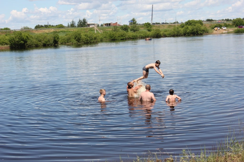 В Благовещенске из-за жары ввели режим повышенной готовности Соответствующее постановление подписал мэр Олег Имамеев. По данным мэрии, с 25 по 30 июня столбики термометров могут достигнуть рекордных значений — до +42°C. В такую погоду есть большая вероятность для гроз и ливней. Режим будет действовать до 9:00 1 июля. Напоминаем, что в случае чрезвычайных ситуаций обратиться следует к старшему оперативному дежурному ЕДДС по телефону: 202-112. Реклама