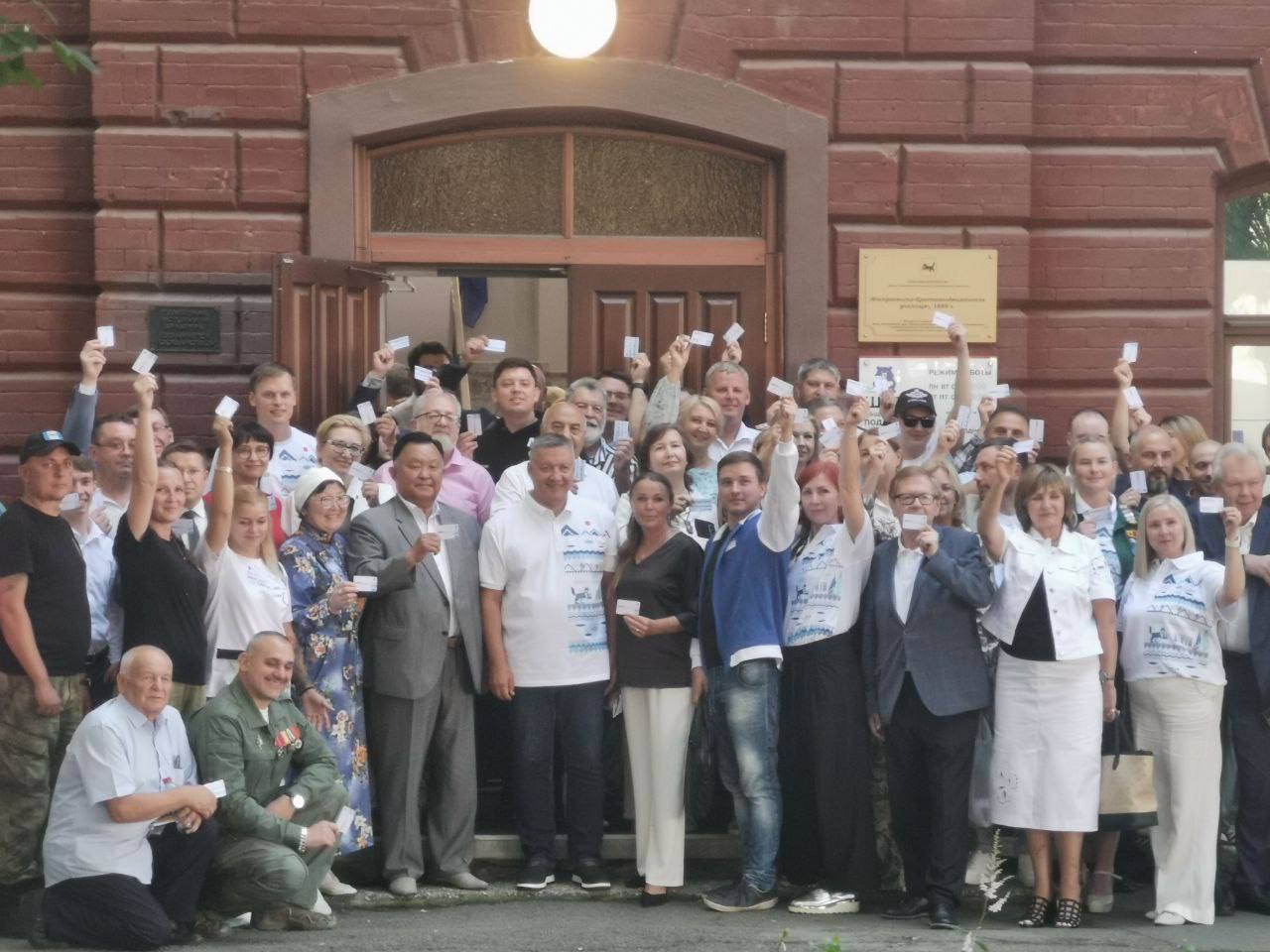 В Иркутской области открылся Штаб общественной поддержки Игоря Кобзева  Поддержать выдвижение Игоря Кобзева кандидатом в Губернаторы Иркутской области собрались общественники, представители социальной сферы, культуры, медицины, промышленности, сельского хозяйства из всех муниципалитетов региона. А формат с десятью сопредседателями Штаба стал своебразным иркутским ноу-хау.  Мероприятие прошло при полном аншлаге – многие слушали выступление Кобзева об итогах работы и приоритетах на ближайшую пятилетку, стоя в проходах. Для жителей самых отдаленных территорий была предусмотрена возможность участвовать в открытии Штаба общественной поддержки онлайн.  Избирательная кампания в Иркутской области набирает обороты. Продолжаем наблюдать за ее ходом, одним из первых результатов которой сегодня стала консолидация основных акторов экономической, социальной сфер и общественности вокруг Игоря Кобзева.   Хотелось бы выделить особо: впервые кандидату в губернаторы Приангарья удалось на старте кампании сплотить вокруг своей кандидатуры практически весь неоднородный политический ландшафт региона.