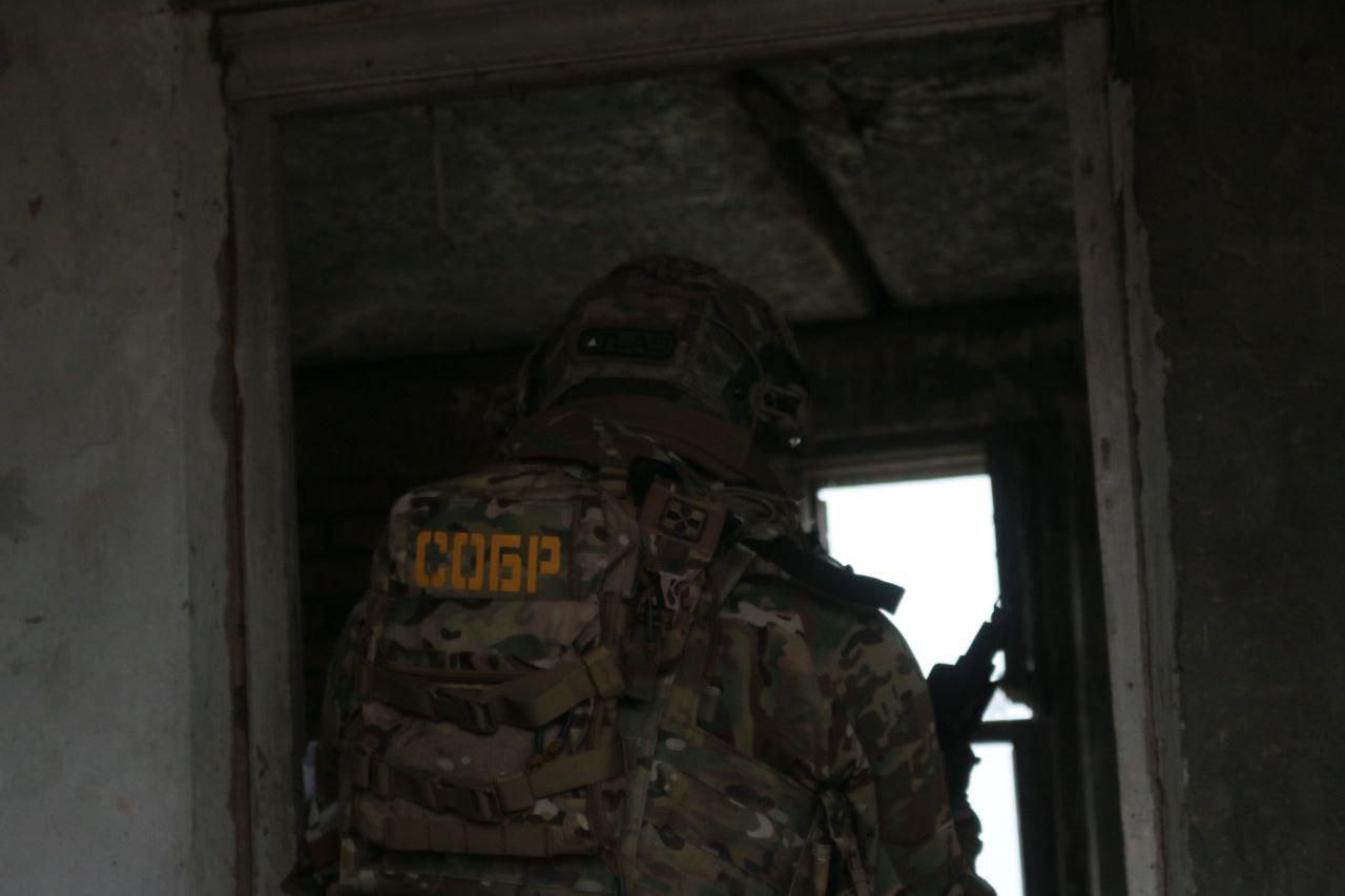 Боец СОБР задержал неадекватного астраханца на проезжей части Инцидент произошел на улице Анри Барбюса Мужчина бросался на проезжающие автомобили размахивал руками и кричал Это заметил росгвардеец и незамедлительно задержал его Нарушитель передан в полицию Ранее он уже был осужден за незаконный оборот наркотиков