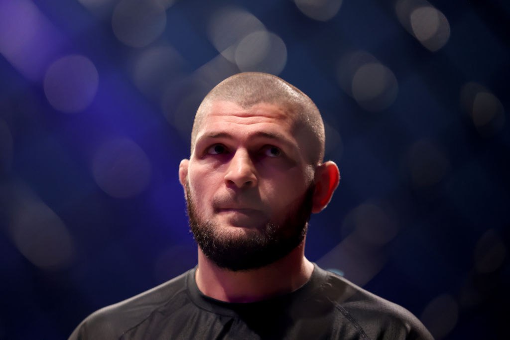 Бывший чемпион UFC в легком весе Хабиб Нурмагомедов пригласил основателя Telegram Павла Дурова вместе потренироваться Брат я часто вижу тебя в спортзале Думаю тебе пора прийти и поработать с братством написал Нурмагомедов в соцсети Х Отправь геолокацию брат ответил Нурмагомедову Дуров В октябре Дуров посетил турнир UFC 321 в Абу Даби где встретился с Нурмагомедовым и сделал совместное фото Getty Images Подписаться на РБК Спорт