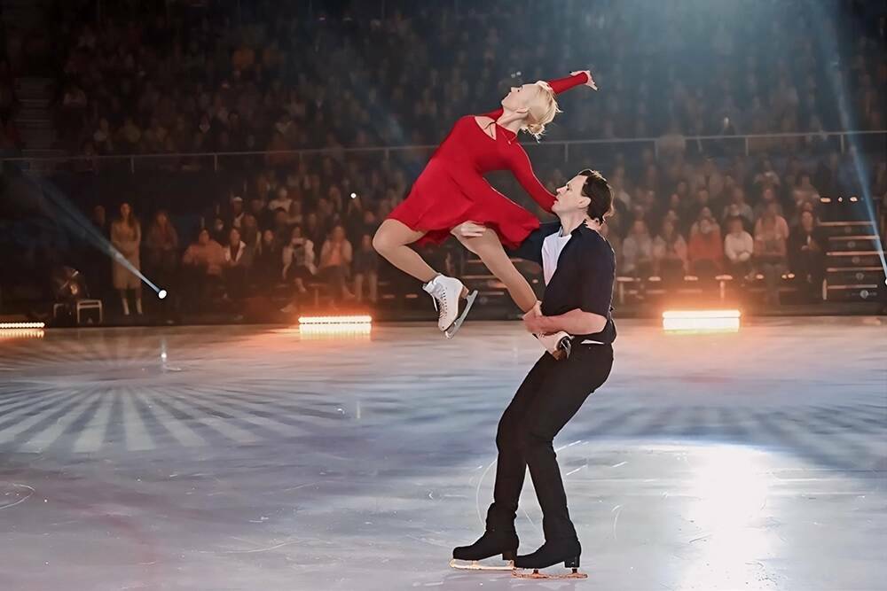 МОК включил российскую пару фигуристов в ролик об олимпийском наследии Международный олимпийский комитет МОК в видеосюжете посвященном наследию Олимпиады в Италии показал российский дуэт фигуристов Татьяну Тотьмянину и Максима Маринина Короткометражный фильм был показан во время сессии МОК в Милане перед стартом ОИ 2026 Видео демонстрировало выступления всех известных участников второй Олимпиады в Италии которая проходила в Турине в 2006 году В сюжет видеофильма попала и российская пара фигуристов Тотьмянина и Маринин выигравшие в тот год золото в парном катании Читать полностью