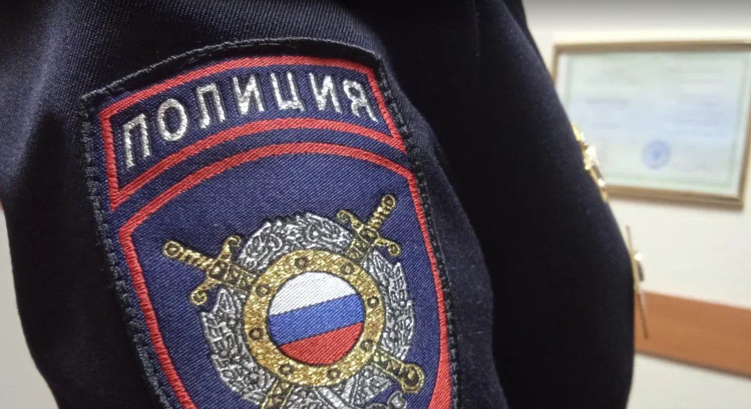 На Ставрополье экс-полицейского осудили за взятку в особо крупном размере Подробности уголовного дела раскрыли в краевом управлении ФСБ. Будучи командиром взвода и роты отдельного специализированного батальона дорожно-патрульной службы ГИБДД, Александр Клинников угрожал сотрудникам инспекторского взвода служебными проверками и вымогал с них взятки. Сумма взяток с октября 2020 года по декабрь 2021 года составила более 4 миллионов рублей. Расследование уголовного дела шло в краевом управлении Следственного комитета. Первый раз суд назначил Александру Клинникову штраф в размере 4 миллионов 800 тысяч рублей с лишением права занимать должности на государственной службе сроком на 7 лет. Прокуроры посчитали наказание слишком мягким и подали апелляцию. Суд согласился с позицией обвинителей и приговорил Клинникова к 8 годам колонии строгого режима со штрафом в размере 4 миллионов 800 тысяч рублей.