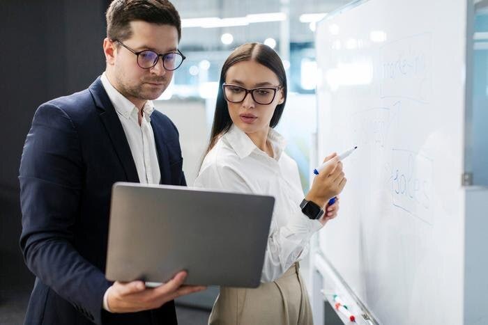 За прошедший год 93 российских работодателей столкнулись с некомпетентностью Почти половина компаний видит решение в корпоративном обучении и наставничестве В ответ на эту ситуацию работодатели резко увеличили долю вакансий для начинающих 4 4 млн предложений для специалистов с опытом 1 3 года и 4 3 млн для совсем неопытных кандидатов Экономика на ночь