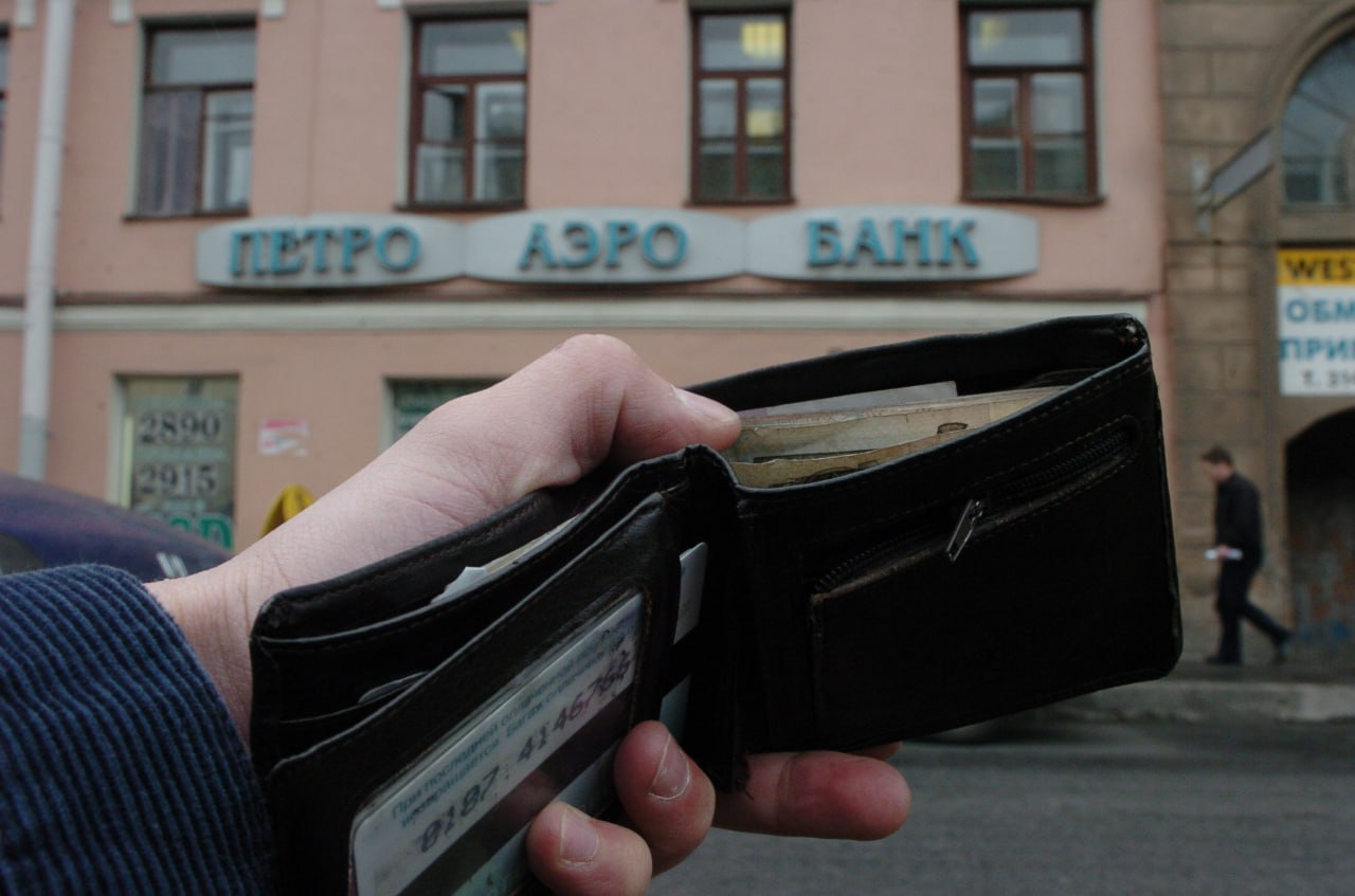 Средняя зарплата в Петербурге составила 115 тысяч рублей "Средняя номинальная заработная плата, начисленная за февраль 2025 года, составила в городе 115 253 рубля, в Ленобласти — 85 726 рублей", — следует из данных Петростата. Тем временем реальная зарплата по сравнению с февралём 2024 года в Северной столице снизилась на 0,3%. В Ленобласти она, напротив, увеличилась на 6,5%. А у вас поменялась з/п? Выросла — , Осталась прежней — , Снизилась — Автор фото: Андрей Кульгун /"ДП"