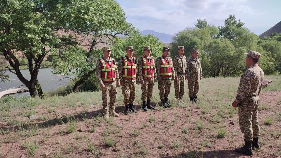 Спасатели продолжают поиски рыбака, упавшего в реку Кокомерен Уточняется, что в поисковой операции принимает участие 41 человек. 28-летний мужчина отправился на рыбалку в Жайылском районе Чуйской области еще 19 мая и пропал. К поискам приступили 21 мая, когда поступило сообщение от милиции.