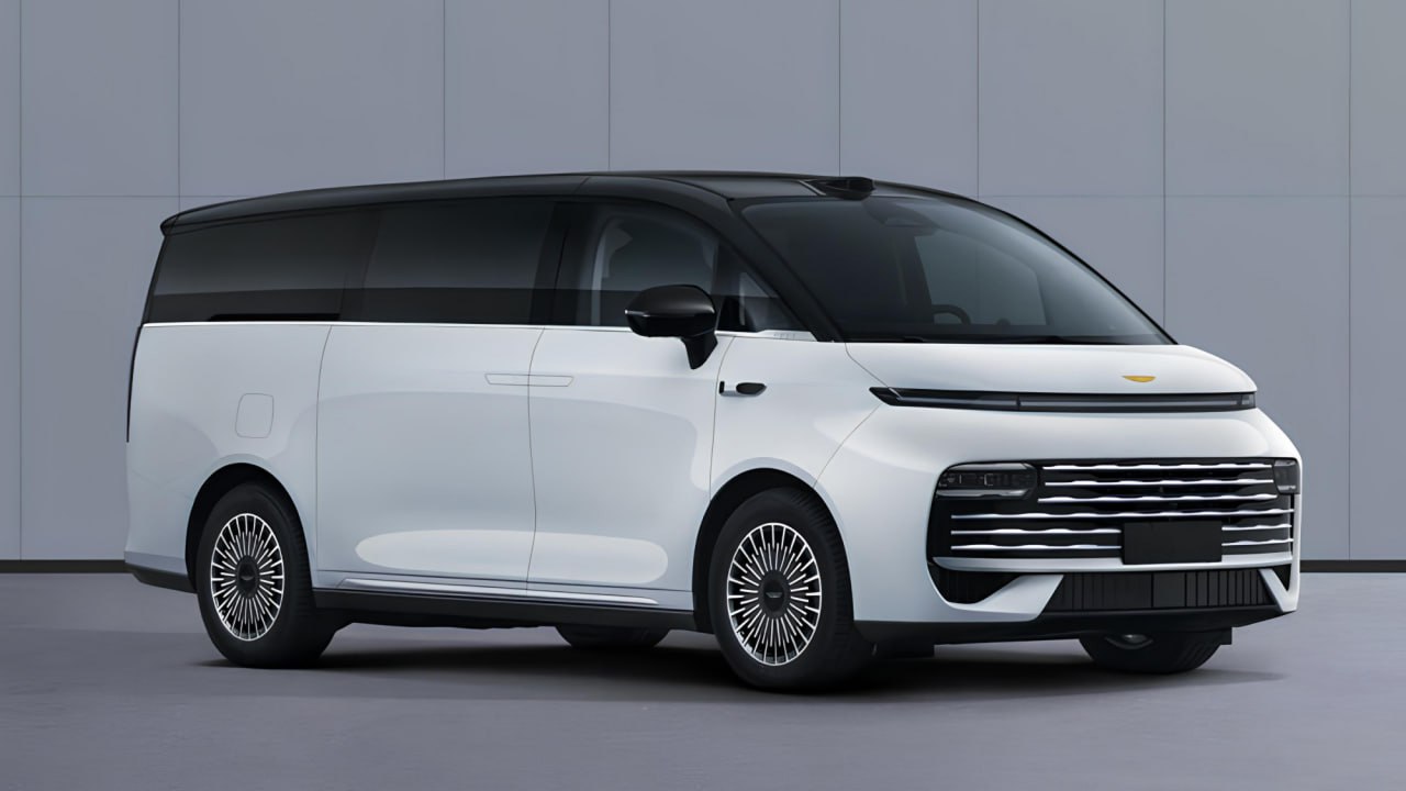 Крупный гибридный минивэн Geely Galaxy V900 получит электрический запас хода 172 202 км по циклу CLTC Такая модель может выйти на зарубежные рынки Точные габариты модели составили 5360 х 1998 х 1940 мм В салоне размещается четыре ряда кресел с компоновкой 2 2 2 2 Под капотом модели разместили 1 5 литровый бензиновый двигатель Электрическая версия Geely Galaxy V900 ранее вышла на рынок Китая под именем LEVC L380 Данную модель планируется вывести на рынок Великобритании в 2026 году geely