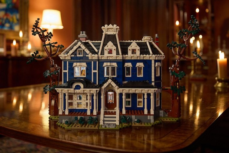 LEGO выпустит набор по мотивам сериала Очень странные дела Поклонники смогут собрать дом Крилов а также две машины и 13 фигурок персонажей Набор поступит в продажу в начале нового года Конструктор состоит из 2593 деталей и представляет собой детализированную модель зловещего дома Крилов ключевой локации из четвёртого и пятого сезонов сериала Новый набор станет самым большим и детализированным в истории сотрудничества бренда со стриминговым гигантом Его стоимость 299 долларов Подписаться на Говорит Москва Telegram VK MAX