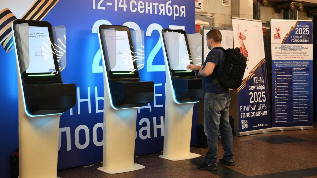 Избиратели должны быть информированы об использовании кандидатами нейросетей Решением может стать маркировка агитационных материалов допустил первый зампредседателя комитета Госдумы по информационной политике Выборы с моей точки зрения это процесс очень олдскульный где соревнуются люди с людьми а не цифровой код с цифровым кодом пояснил Антон Горелкин